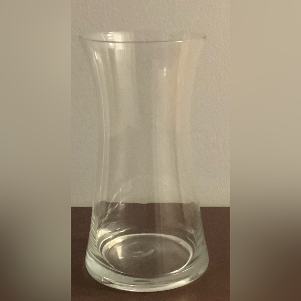 Clear glass bouquet vase